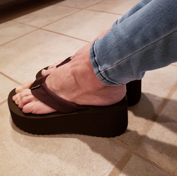 NEW Soda Brown Platform Flip Flops 8 - Picture 6 of 7